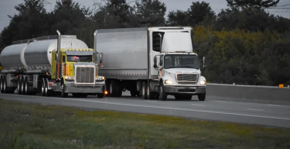 Крупные и мелкие нарушения правил дорожного движения: Полное руководство по страхованию коммерческих грузовиков и требованиям к водителям